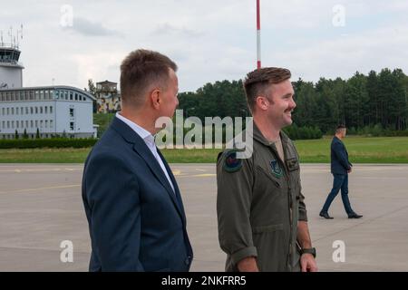 Mariusz Błaszczak, vice primo ministro polacco, ministro della Difesa nazionale, ha incontrato il sig. Michael Kendall, 90th comandante del combattente espeditionale Squadron presso la base aerea di Łask, Polonia, per discutere il sostegno dell'unità alla missione di schermatura aerea della NATO nel Teatro europeo, 14 agosto 2022. Il Ministro Mariusz Błaszczak ha visitato la base aerea di Łask in occasione della Giornata delle forze armate polacche, una festa nazionale celebrata annualmente il 15 agosto per commemorare l'anniversario della vittoria del 1920 sulla Russia sovietica durante la battaglia di Varsavia durante la guerra polacco-sovietica. Foto Stock