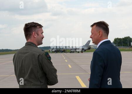 Mariusz Błaszczak, vice primo ministro polacco, ministro della Difesa nazionale, ha visitato la base aerea di Łask per la Giornata delle forze armate polacche e ha incontrato il Lt. Kendall, 90th comandante del combattente espeditionale Squadron e il Lt. Sean Murphy, distaccato 1 comandante per discutere la presenza degli Stati Uniti in Polonia. Gli Stati Uniti e la Polonia condividono un fermo impegno a garantire il fianco orientale della NATO. Foto Stock