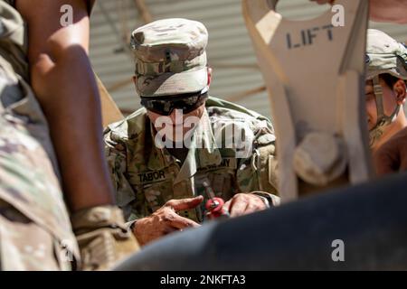 STATI UNITI Army Chief Warrant Officer 2 Jason Tabor, un Automotive Maintenance Warrant Officer assegnato a Alpha Company, 541st Division Sostainment Support Battalion, 1st Fantry Division Sostainment Brigade, 1st Fantry Division, conduce la formazione di manutenzione con i soldati presso l'unità rotazionale Field Maintenance Area a Fort Irwin, California, 14 agosto 2022. Tabor ha condotto un addestramento interattivo per garantire che i suoi soldati mantengano le attrezzature sotto la loro cura. Foto Stock