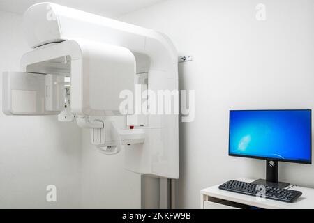 Apparecchiatura radiologica con computer in clinica Foto Stock