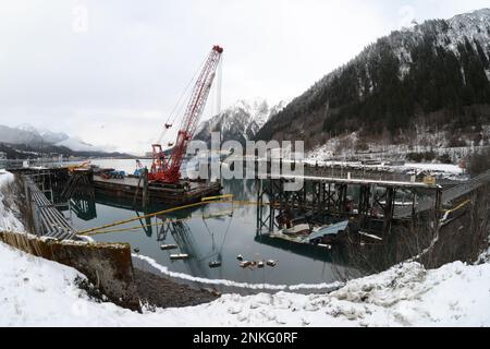 Il Tagish, un rimorchiatore di 107 piedi, costruito durante la seconda guerra mondiale, è sommerso al molo del canale di Gastineau a Juneau, Alaska, 9 febbraio 2023. Gli Stati Uniti La Guardia Costiera ha federalizzato la risposta per recuperare la nave con denaro del Fondo fiduciario per le perdite di petrolio al fine di mitigare la potenziale minaccia di inquinamento. (STATI UNITI Foto della Guardia Costiera di Petty Officer 3rd Classe Ilian Borrero-Aguirre) Foto Stock