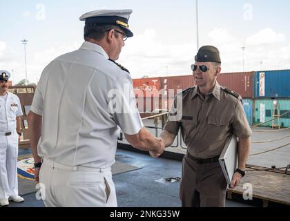 220814-F-LN908-0390 DAR ES SALAAM, Tanzania (14 agosto 2022) Capo Chad Graham, lasciato, comandante della base marittima di spedizione di Lewis B. USS Hershel 'Woody' Williams (ESB 4), accoglie gli Stati Uniti Esercito Brig. Caso generale Stephen P., Combined Joint Task Force-Corno d'Africa vice comandante generale, per un evento Donne, Pace e sicurezza in Tanzania, 14 agosto 2022. Hershel 'Woody' Williams è schierata a rotazione negli Stati Uniti Naval Forces Africa area of Operations, impiegato dagli Stati Uniti Sesta flotta, per difendere gli interessi degli Stati Uniti, alleati e partner. Foto Stock