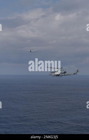 NEGLI STATI UNITI Corpo Marino AH-1Z Viper assegnato a Marine Light Attack Helicopter Squadron (HMLA) 267 partecipa a Jungle Warfare Exercise (JWX) 23,1 al largo della costa di Okinawa, Giappone, 16 febbraio 2023. JWX 23,1 è un'esercitazione di formazione sul campo su larga scala incentrata sull'utilizzo delle capacità integrate di partner congiunti e alleati per rafforzare la consapevolezza, le manovre e gli incendi in tutti i settori in un ambiente marittimo distribuito. (STATI UNITI Corpo marino foto di CPL. Kyle Chan) Foto Stock