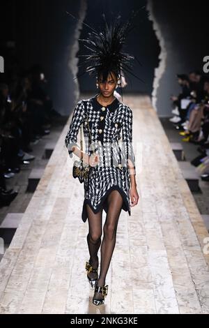 Milano, Italia. 23rd Feb, 2023. MOSCHINO Autunno-Inverno 2023-2024 pista durante la settimana della Moda di Milano il 2023 febbraio - Milano; Italia 23/02/2023 Credit: dpa/Alamy Live News Foto Stock