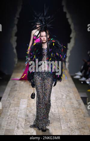 Milano, Italia. 23rd Feb, 2023. MOSCHINO Autunno-Inverno 2023-2024 pista durante la settimana della Moda di Milano il 2023 febbraio - Milano; Italia 23/02/2023 Credit: dpa/Alamy Live News Foto Stock