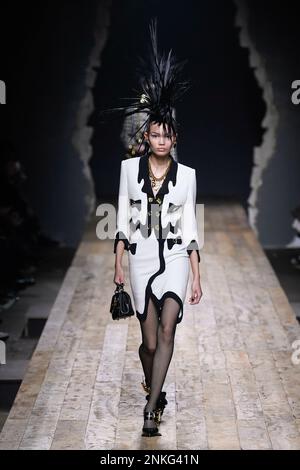 Milano, Italia. 23rd Feb, 2023. MOSCHINO Autunno-Inverno 2023-2024 pista durante la settimana della Moda di Milano il 2023 febbraio - Milano; Italia 23/02/2023 Credit: dpa/Alamy Live News Foto Stock