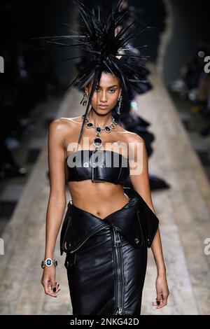 Milano, Italia. 23rd Feb, 2023. MOSCHINO Autunno-Inverno 2023-2024 pista durante la settimana della Moda di Milano il 2023 febbraio - Milano; Italia 23/02/2023 Credit: dpa/Alamy Live News Foto Stock