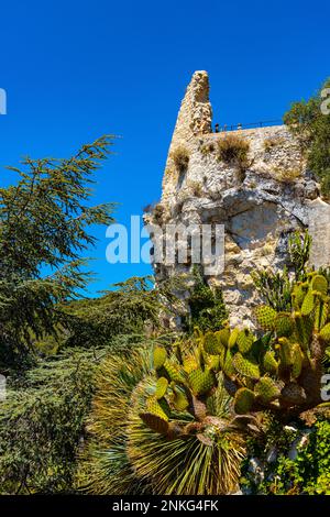 Eze, Francia - 1 agosto 2022: Rovine del castello medievale fortezza in giardino botanico esotico le Jardin de Exotique in cima alla città storica di Eze a Azure Foto Stock