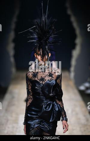 Milano, Italia. 23rd Feb, 2023. MOSCHINO Autunno-Inverno 2023-2024 pista durante la settimana della Moda di Milano il 2023 febbraio - Milano; Italia 23/02/2023 Credit: dpa/Alamy Live News Foto Stock