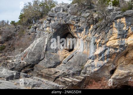 Un muro di formazioni calcaree geologiche crea una scultura in pietra buca in uno nel Pedernales Falls state Park come parte del Texas Hill Country Foto Stock