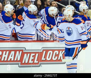 Pittsburgh, Stati Uniti. 23rd Feb, 2023. Il centro Edmonton Oilers Devin Shore (14) celebra il suo obiettivo con la panca Edmonton Oilers durante il secondo periodo alla PPG Paints Arena di Pittsburgh giovedì 23 febbraio 2023. Foto di Archie Carpenter/UPI Credit: UPI/Alamy Live News Foto Stock