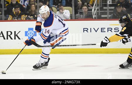 Pittsburgh, Stati Uniti. 23rd Feb, 2023. L'ala destra di Pittsburgh Penguins Bryan Rust (17) raggiunge il puck mentre il centro Edmonton Oilers Devin Shore (14) compie il turno e continua a segnare durante il secondo periodo alla PPG Paints Arena di Pittsburgh giovedì 23 febbraio 2023. Foto di Archie Carpenter/UPI Credit: UPI/Alamy Live News Foto Stock