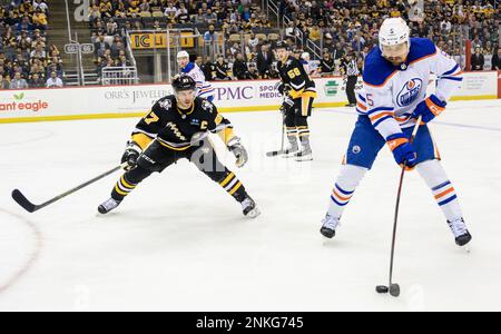 Pittsburgh, Stati Uniti. 23rd Feb, 2023. Pittsburgh Penguins Center Sidney Crosby (87) guarda come Edmonton Oilers difenseman Cody ceci (5) passa il disco durante il secondo periodo alla PPG Paints Arena di Pittsburgh Giovedì, 23 febbraio 2023. Foto di Archie Carpenter/UPI Credit: UPI/Alamy Live News Foto Stock