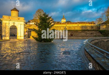 Weilburg Castello con cancello e albero di Natale sotto cielo nuvoloso all'alba Foto Stock