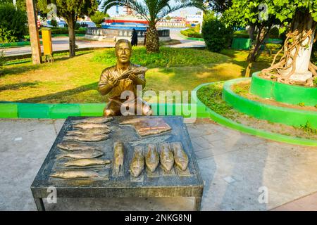 Bandar Anzali, Iran - 10th giugno, 2022: Statua dei pescatori offrono pesce nel centro della città sulla costa del mar caspio. Tradizioni di pesca in Iran concetto Foto Stock