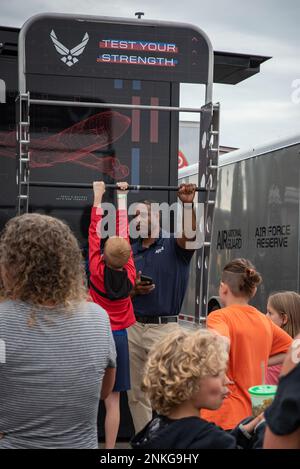 Master Sergente Efrem Swoope, reclutamento ufficio di volo capo per l'Ala Airlift 179th, parla della sua esperienza di lavoro nella Guardia Nazionale aerea mentre si esegue il test di forza in una tenda di reclutamento della Guardia Nazionale aria al Props and Pistons Festival ad Akron, Ohio il 14 agosto 2022. MSgt Swoope ritiene che il più grande vantaggio di lavorare nella Guardia Nazionale aerea sia la cultura creata dai nostri membri, mentre si prendono cura di eachother e della comunità locale. Foto Stock