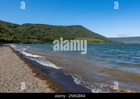 Italia, Lazio, riva del Lago di Vico con colline boscose sullo sfondo Foto Stock