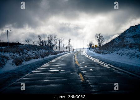 Autostrada M-116 che attraversa il Ludington state Park vicino a Ludington, Michigan Foto Stock