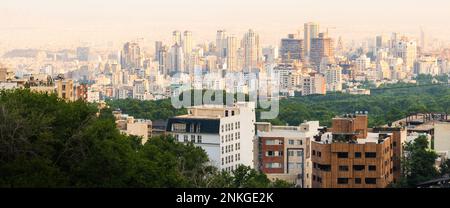 Teheran, Iran-28th maggio, 2022: Edifici della città architettura panorama skyline dal popolare punto di vista nel nord di Teheran Foto Stock