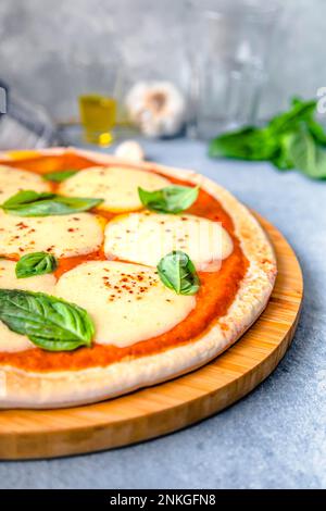Pizza appena cotta servita sul tavolo Foto Stock