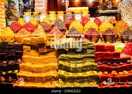 Mucchi di vari dolci colorati e gustosi caramelle sul bazar in vendita nel mercato iraniano di strada Foto Stock