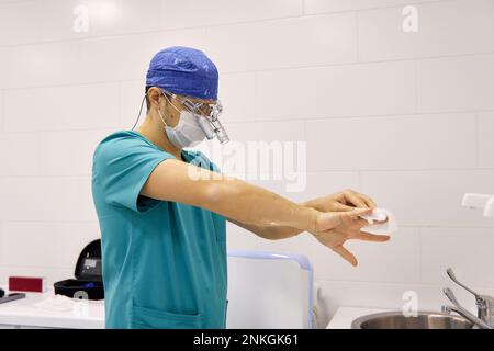 Medico strofinare le mani con carta velina Foto Stock