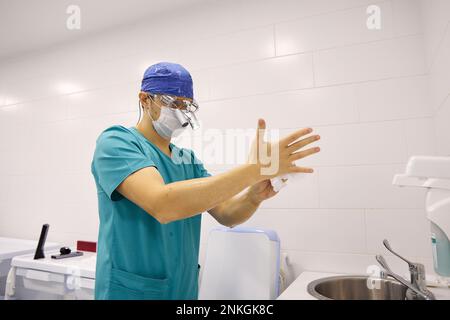 Medico con carta tissue mani di pulizia in ospedale Foto Stock