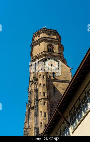 Stiftskirche chiesa evangelica sotto il cielo blu nel giorno di sole, Stoccarda, Germania Foto Stock