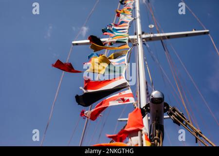 Bandiere nazionali multicolore sull'albero dello yacht Foto Stock