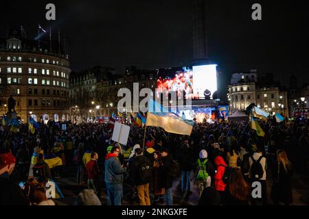 Londra, Regno Unito. 23rd Feb, 2023. Il punto di vista dei partecipanti al rally in solidarietà con l'Ucraina a Trafalgar Square. L'Ambasciata DEGLI STATI UNITI di Londra e l'Ambasciata dell'Ucraina nel Regno Unito si sono unite per tenere un rally a Trafalgar Square a Londra in solidarietà con l'Ucraina alla vigilia del 1st° anniversario della guerra Russia-Ucraina. Credit: SOPA Images Limited/Alamy Live News Foto Stock