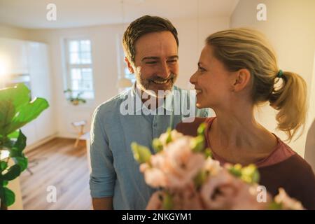 Marito e moglie felici che si guardano l'un l'altro Foto Stock
