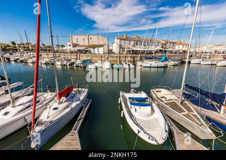 Francia, Nouvelle-Aquitaine, Saint-Martin-de-Re, varie barche ormeggiate nel porto della città Foto Stock