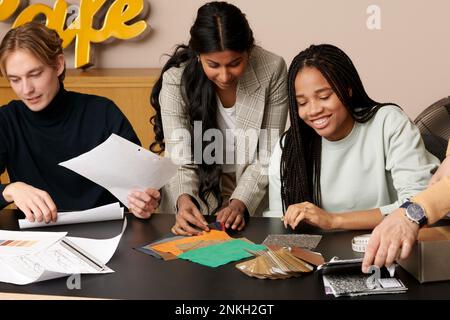 Designer di moda multirazziale che lavorano insieme in studio Foto Stock