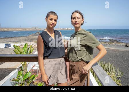 Donne sicure che si alzano insieme sul balcone Foto Stock
