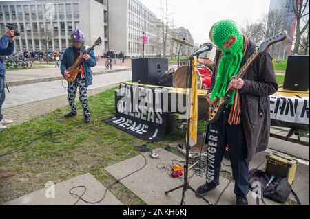 Delft, Paesi Bassi, 22/02/2023, Ocean ribellona la band heavy metal 'Polymetallic nodule' mentre si usa una barca come palco. Sono state cantate canzoni che denunciavano la società di ingegneria con testi critici per l'industria mineraria oceanica e per i danni ambientali causati dalle miniere di acque profonde. Gli impiegati di 'Allseas Engineering' hanno ricevuto un concerto improvvisato dalla band heavy metal 'Polymetallic nodule' degli Ocean Rebellions mentre utilizzava una barca come palco. Sono state cantate canzoni che denunciavano la società di ingegneria con testi critici per l'industria mineraria oceanica e per i danni ambientali causati dal minino d'altura Foto Stock