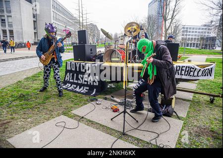 Delft, Paesi Bassi, 22/02/2023, Ocean ribellona la band heavy metal 'Polymetallic nodule' mentre si usa una barca come palco. Sono state cantate canzoni che denunciavano la società di ingegneria con testi critici per l'industria mineraria oceanica e per i danni ambientali causati dalle miniere di acque profonde. Gli impiegati di 'Allseas Engineering' hanno ricevuto un concerto improvvisato dalla band heavy metal 'Polymetallic nodule' degli Ocean Rebellions mentre utilizzava una barca come palco. Sono state cantate canzoni che denunciavano la società di ingegneria con testi critici per l'industria mineraria oceanica e per i danni ambientali causati dal minino d'altura Foto Stock