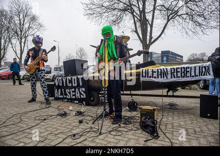 Delft, Paesi Bassi, 22/02/2023, Ocean ribellions heavy metal band 'polymetalletal nodule' utilizzando una barca come palco, cantando denunciando la società di ingegneria con testi critici per l'industria mineraria oceanica e per i danni ambientali causati dalle miniere di acque profonde. Gli impiegati di 'Allseas Engineering' hanno ricevuto un concerto improvvisato dalla band heavy metal 'Polymetallic nodule' degli Ocean Rebellions mentre utilizzava una barca come palco. Sono state cantate canzoni che denunciavano la società di ingegneria con testi critici per l'industria mineraria oceanica e per i danni ambientali causati dalle miniere di acque profonde. Allseas era acceso Foto Stock