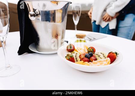 Ciotola di frutta fresca sul tavolo dell'hotel Foto Stock