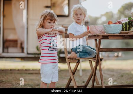 I fratelli trascorrono del tempo libero nel fine settimana Foto Stock