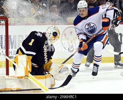 Pittsburgh, Stati Uniti. 23rd Feb, 2023. Edmonton Oilers di destra Jesse Puljujarvi (13) cerca il rimbalzo come il puck rimbalza fuori dalla maschera di Pittsburgh Penguins goaltender Casey DeSmith (1) durante il terzo periodo della vittoria Oilers 7-2 alla PPG Paints Arena di Pittsburgh il giovedì 23 febbraio 2023. Foto di Archie Carpenter/UPI Credit: UPI/Alamy Live News Foto Stock