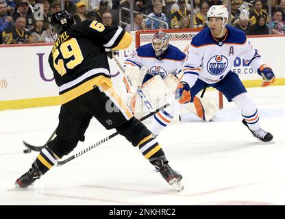 Pittsburgh, Stati Uniti. 23rd Feb, 2023. Pittsburgh Penguins sinistra ala Jake Guentzel (59) prende un colpo sul Goal pass Edmonton Oilers difenseman Darnell Nurse (25) durante il secondo periodo alla PPG Paints Arena di Pittsburgh Giovedì 23 febbraio 2023. Foto di Archie Carpenter/UPI Credit: UPI/Alamy Live News Foto Stock