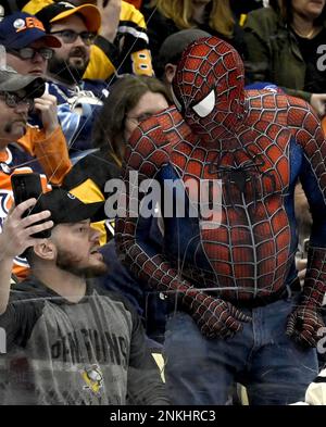 Pittsburgh, Stati Uniti. 23rd Feb, 2023. Pittsburgh Penguins tifosi in un costume Spiderman posa per una foto del telefono cellulare durante la vittoria Edmonton Oilers 7-2 alla PPG Paints Arena di Pittsburgh il Giovedi, 23 febbraio 2023. Foto di Archie Carpenter/UPI Credit: UPI/Alamy Live News Foto Stock