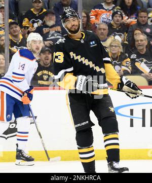 Pittsburgh, Stati Uniti. 23rd Feb, 2023. Il difensore di Pittsburgh Penguins Pierre-Olivier Joseph (73) reagisce a una chiamata di penalità durante il terzo periodo della vittoria di Edmonton Oilers 7-2 alla PPG Paints Arena di Pittsburgh giovedì 23 febbraio 2023. Foto di Archie Carpenter/UPI Credit: UPI/Alamy Live News Foto Stock