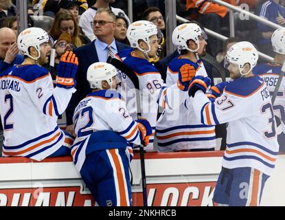 Pittsburgh, Stati Uniti. 23rd Feb, 2023. Edmonton Oilers di sinistra Warren Foegele (37) celebra il suo obiettivo nel secondo periodo della vittoria 7-2 contro i Pinguini di Pittsburgh alla PPG Paints Arena di Pittsburgh giovedì 23 febbraio 2023. Foto di Archie Carpenter/UPI Credit: UPI/Alamy Live News Foto Stock