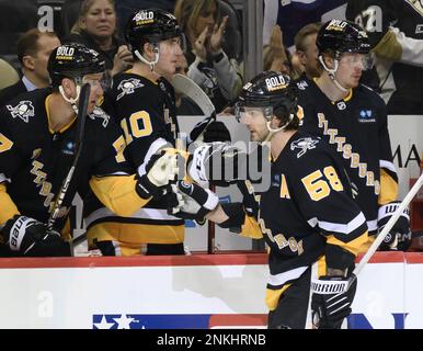 Pittsburgh, Stati Uniti. 23rd Feb, 2023. Il difensore di Pittsburgh Penguins Kris Letang (58) celebra il suo secondo obiettivo durante il terzo periodo della vittoria di Edmonton Oilers 7-1 alla PPG Paints Arena di Pittsburgh giovedì 23 febbraio 2023. Foto di Archie Carpenter/UPI Credit: UPI/Alamy Live News Foto Stock