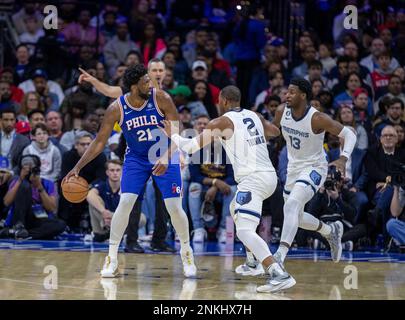 Philadelphia, USA, 23/02/2023, Joel Embiid (21 Sixers) in azione durante la partita della National Basketball Association tra Philadelphia Sixers e Memphis Grizzlies al Wells Fargo Center di Philadelphia, USA (Foto: Georgia Soares/Sports Press Photo/C - SCADENZA UN'ORA - ATTIVA FTP SOLO SE LE IMMAGINI HANNO MENO DI UN'ORA - Alamy) Credit: SPP Sport Press Photo. /Alamy Live News Foto Stock