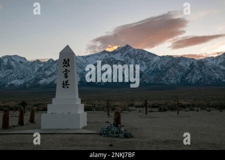 I tramonti dal Manzanar War Relocation Center alla base della Sierra orientale nella contea di Inyo, California, possono essere mozzafiato. Foto Stock