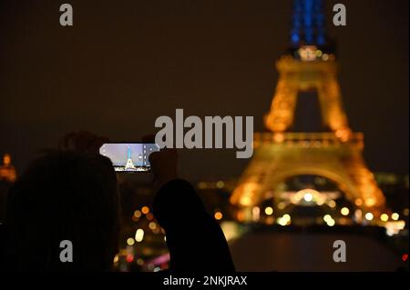 Parigi, Francia, 23 febbraio 2023. La Torre Eiffel si illuminò nei colori della bandiera Ucraina in uno spettacolo di sostegno all'Ucraina, un anno dopo che la Russia lanciò un'invasione militare sul paese, a Parigi, in Francia, il 23 febbraio 2023. Kyiv è fissata il 24 febbraio per celebrare il primo anniversario dell'invasione di Mosca, mentre gli ucraini si sono vantati di possibili nuovi scioperi russi dopo un anno di sfida e dolore, come un anno fa, Il presidente russo ha stordito il mondo inviando truppe oltre il confine nelle prime ore del mattino per "smilitarizzare” l'Ucraina, in una mossa vista come una punizione per il perno di Kyiv a Th Foto Stock