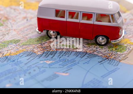 OGDEN, UTAH USA - FEBBRAIO 10 2023 primo piano di un pulmino VW rosso e bianco in miniatura su una mappa della costa californiana con focalizzazione selettiva su San Diego Foto Stock