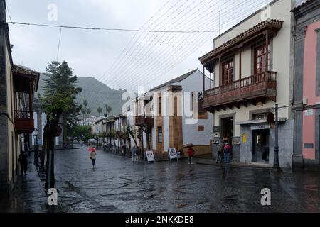 Una strada nel villaggio di Teror - una piccola città dedicata alla Vergine Maria a breve distanza da Las Palmas. Foto Stock